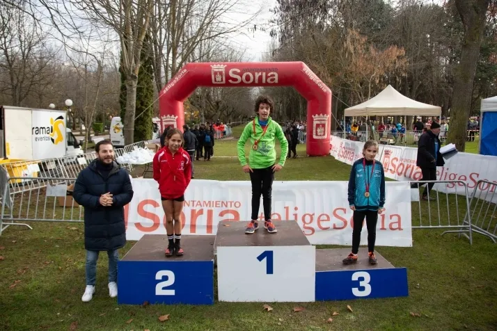 Im&aacute;genes: cientos de escolares en el cross Alameda de Cervantes