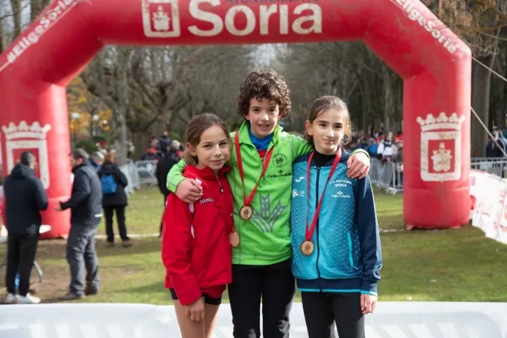 Im&aacute;genes: cientos de escolares en el cross Alameda de Cervantes