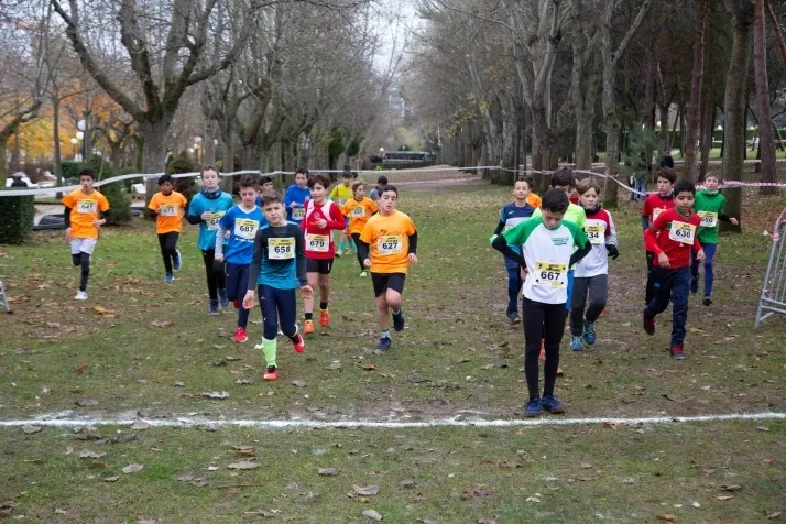 Im&aacute;genes: cientos de escolares en el cross Alameda de Cervantes