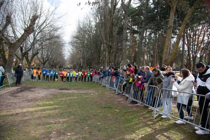 Im&aacute;genes: cientos de escolares en el cross Alameda de Cervantes