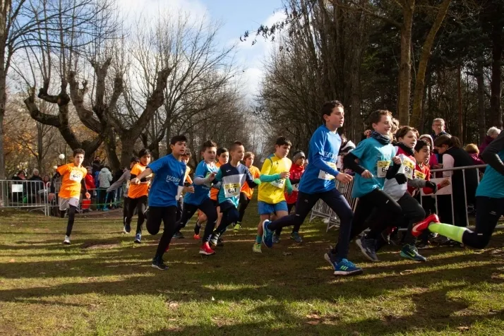 Im&aacute;genes: cientos de escolares en el cross Alameda de Cervantes