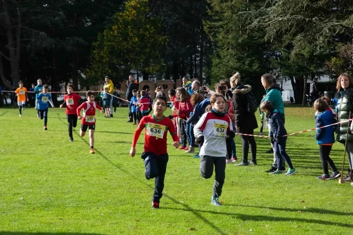 Im&aacute;genes: cientos de escolares en el cross Alameda de Cervantes