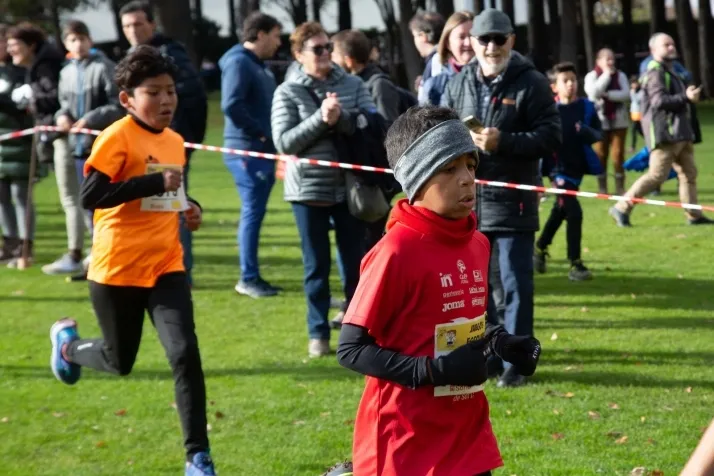 Im&aacute;genes: cientos de escolares en el cross Alameda de Cervantes