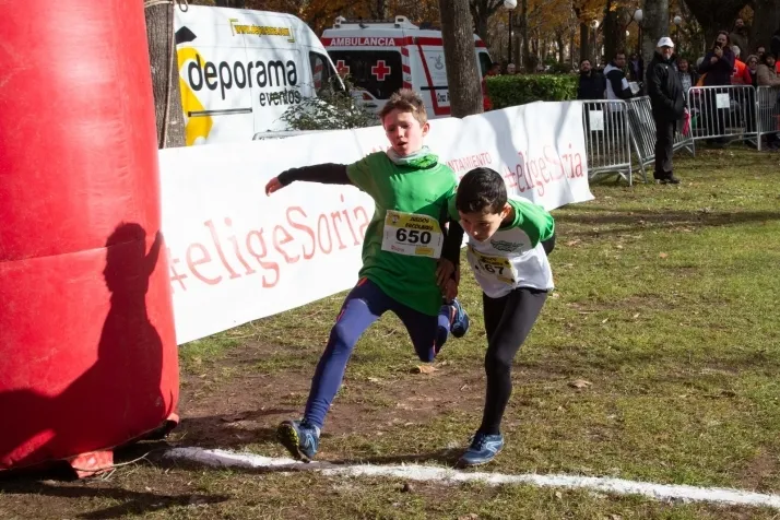 Im&aacute;genes: cientos de escolares en el cross Alameda de Cervantes