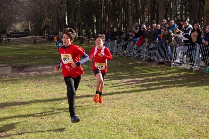 Im&aacute;genes: cientos de escolares en el cross Alameda de Cervantes
