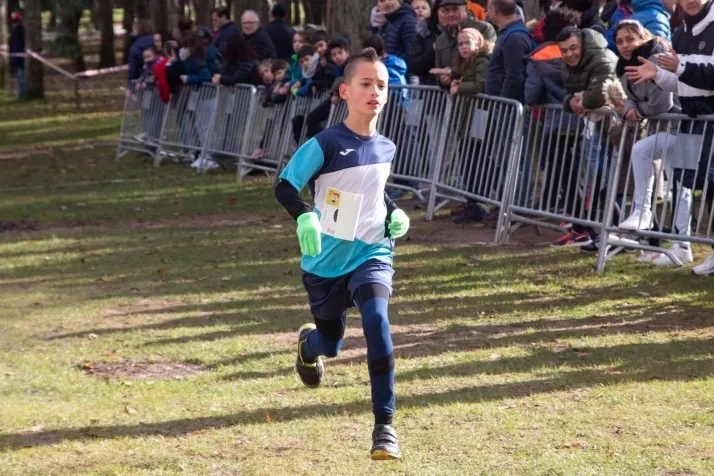 Im&aacute;genes: cientos de escolares en el cross Alameda de Cervantes