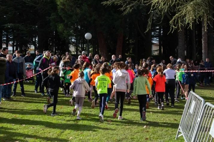 Im&aacute;genes: cientos de escolares en el cross Alameda de Cervantes