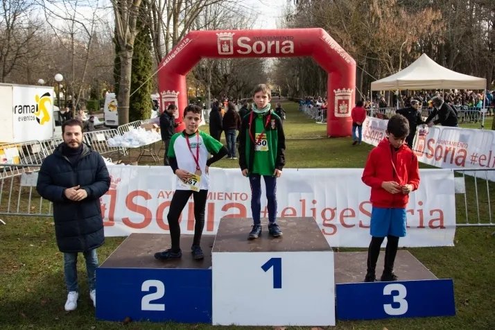 Im&aacute;genes: cientos de escolares en el cross Alameda de Cervantes