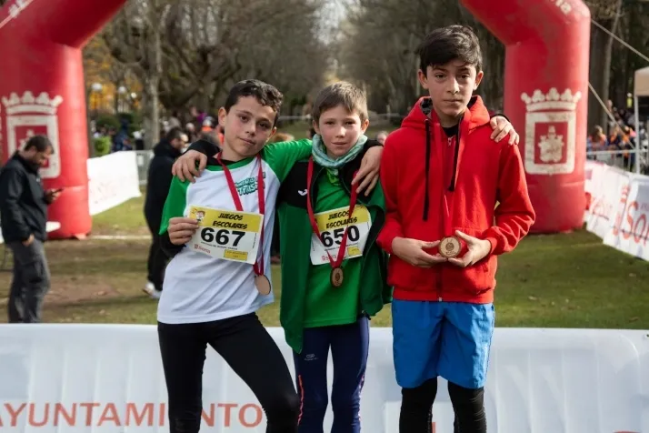 Im&aacute;genes: cientos de escolares en el cross Alameda de Cervantes