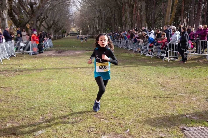 Im&aacute;genes: cientos de escolares en el cross Alameda de Cervantes