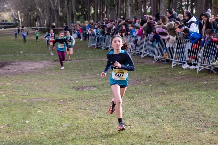 Im&aacute;genes: cientos de escolares en el cross Alameda de Cervantes