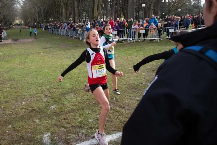 Im&aacute;genes: cientos de escolares en el cross Alameda de Cervantes