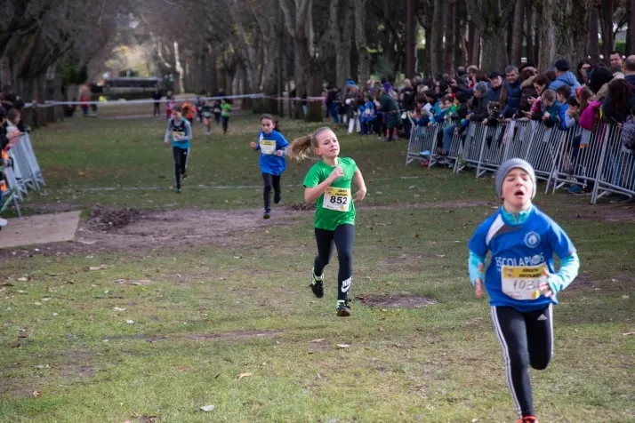 Im&aacute;genes: cientos de escolares en el cross Alameda de Cervantes