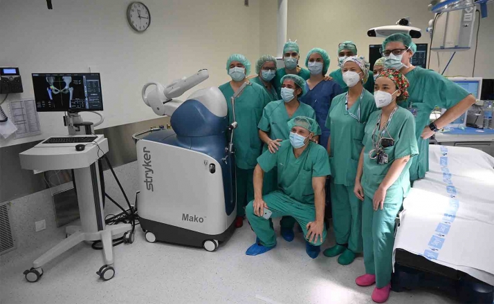 El Clínico de Valladolid, primer centro público de España en estrenar con éxito la plataforma robótica para cirugías de cadera y rodilla
