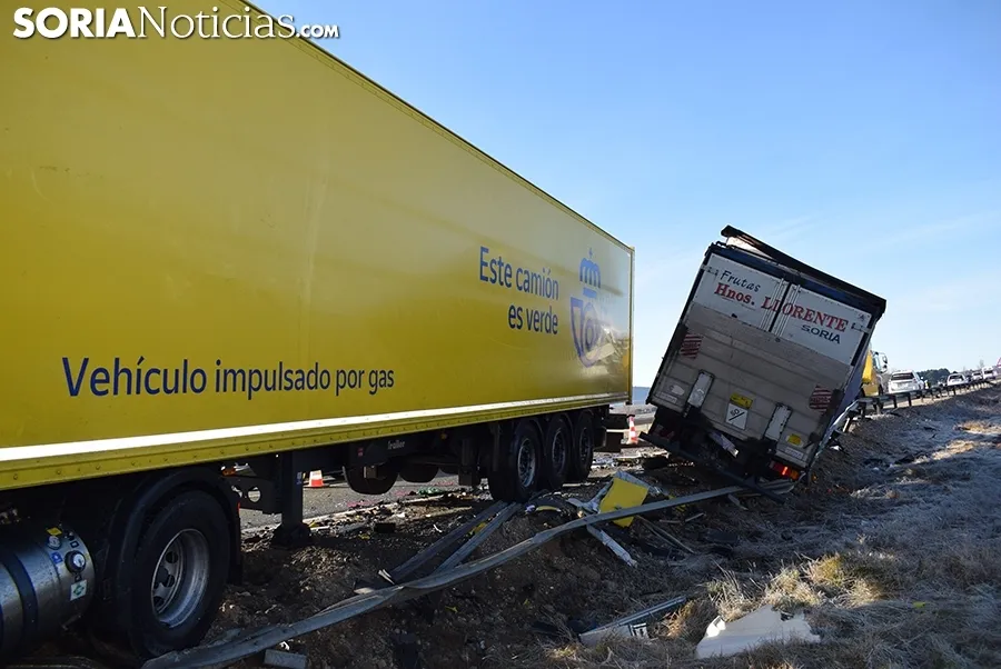 Foto 2 - Dos fallecidos y un herido en una colision de dos camiones en Golmayo