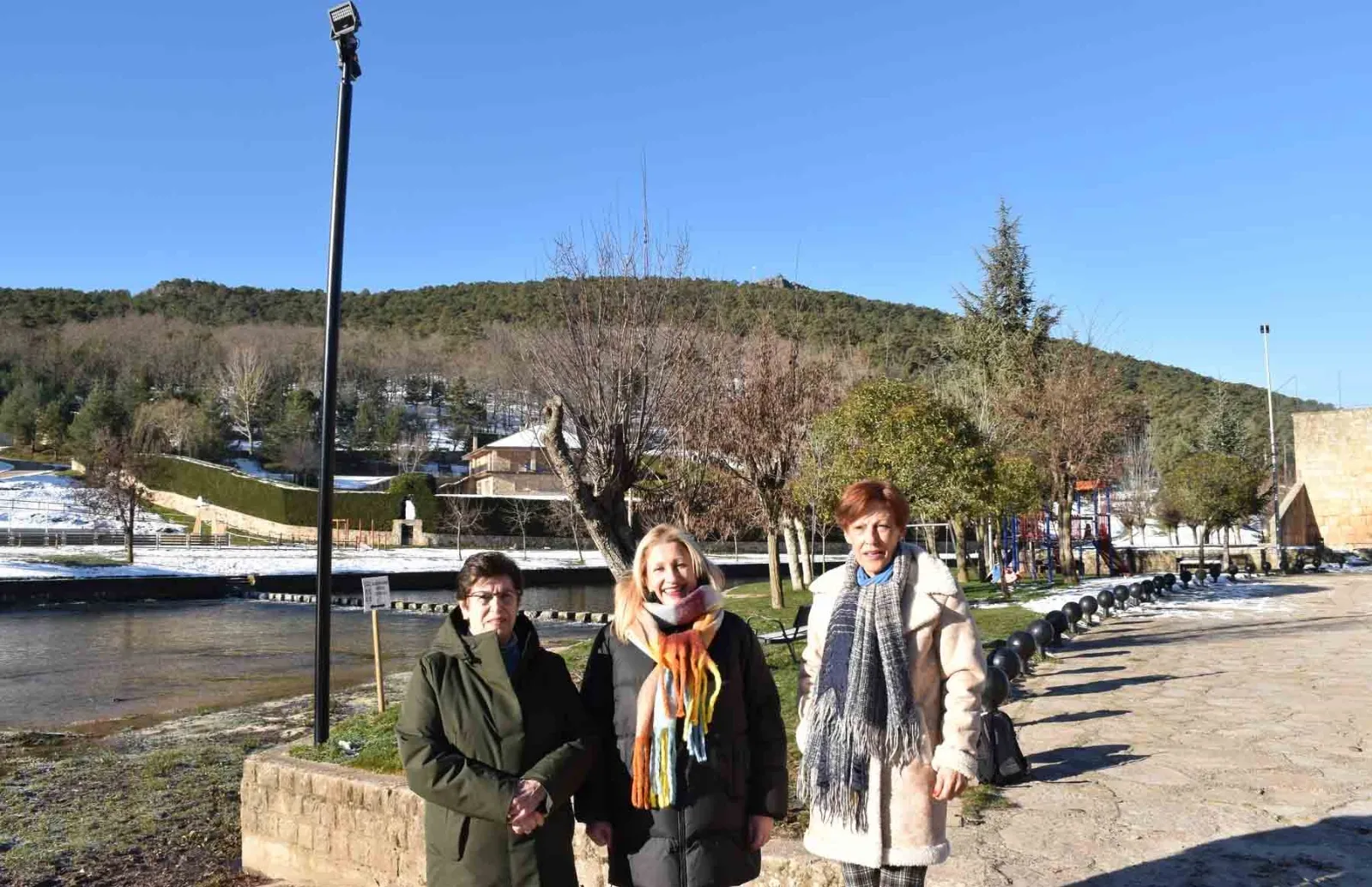 La delegada, en el centro, con responsables municipales junto a una farola de tecnología led. /Jta.