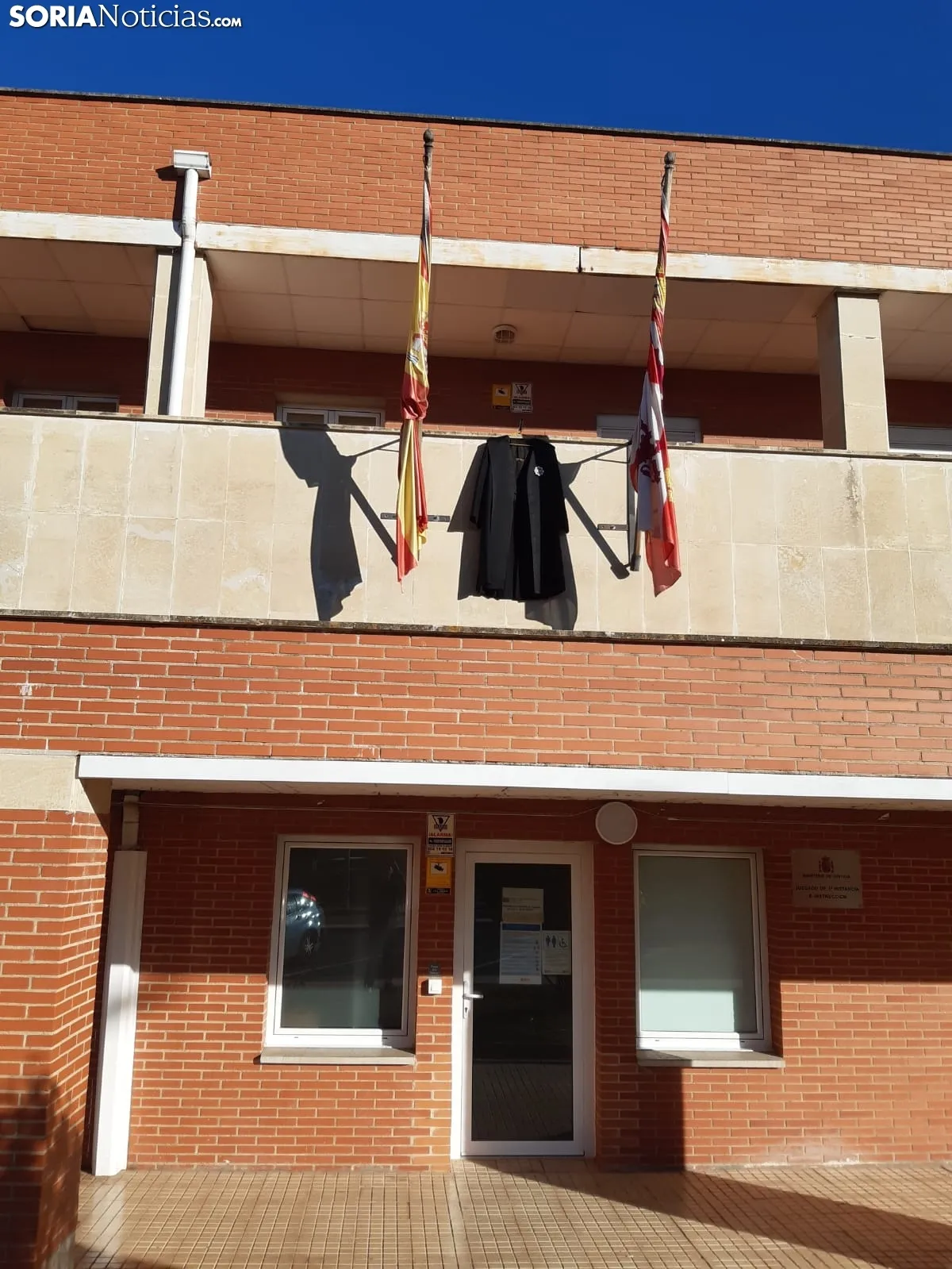 Una toga colgada en el exterior del juzgado burgense. /SN