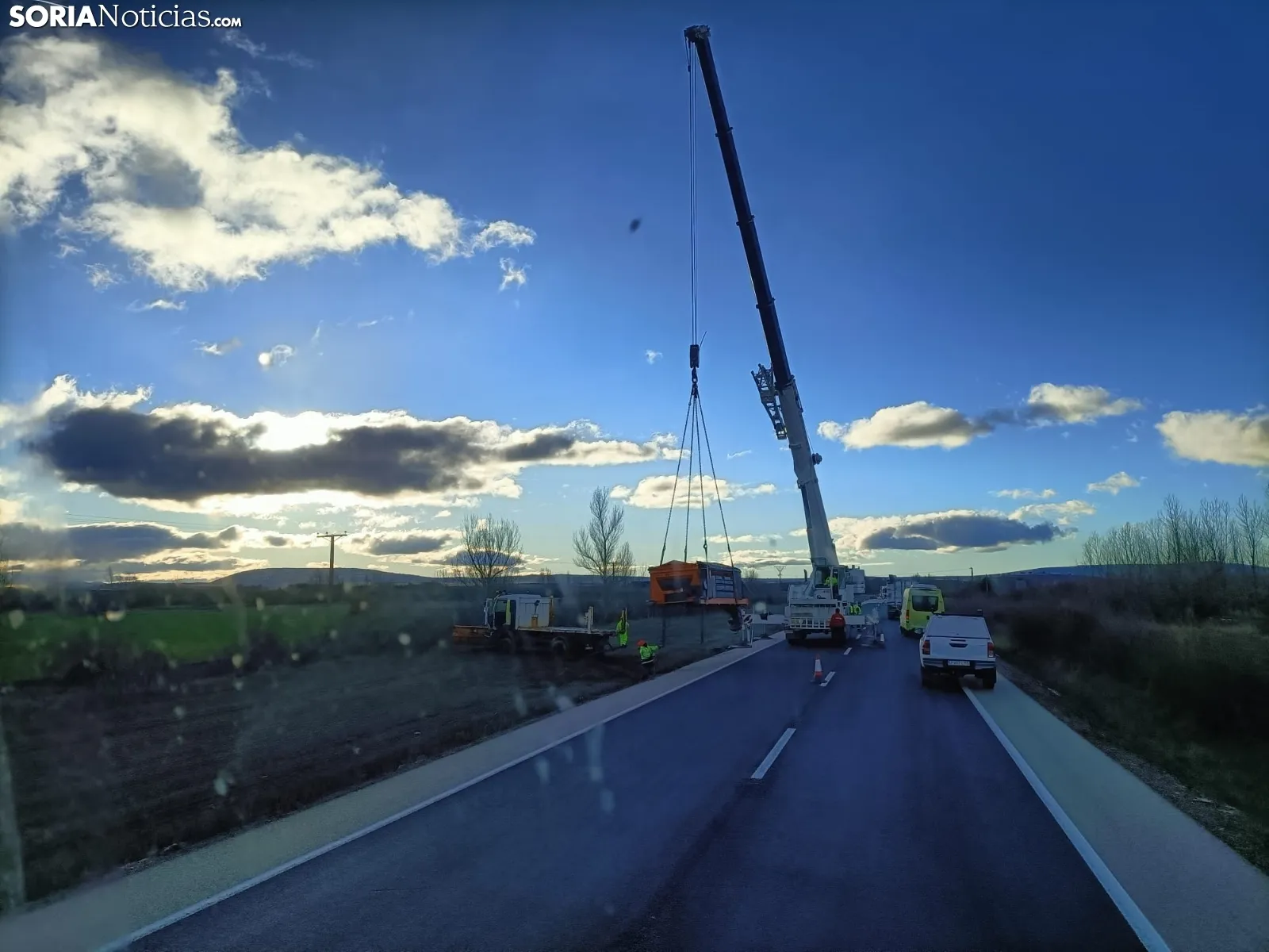 Foto 2 - Liberada la quitanieves que se sali&oacute; de la carretera en Soria
