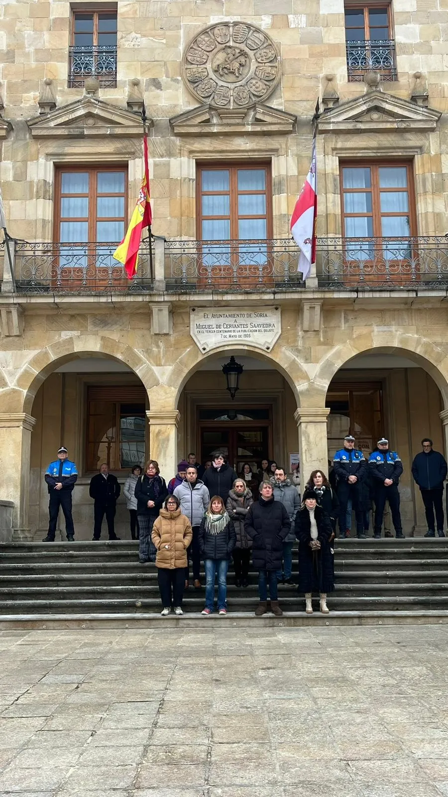 Foto 2 -  Minutos de silencio en Soria por el asesinato machista de una mujer y su hija en Valladolid 