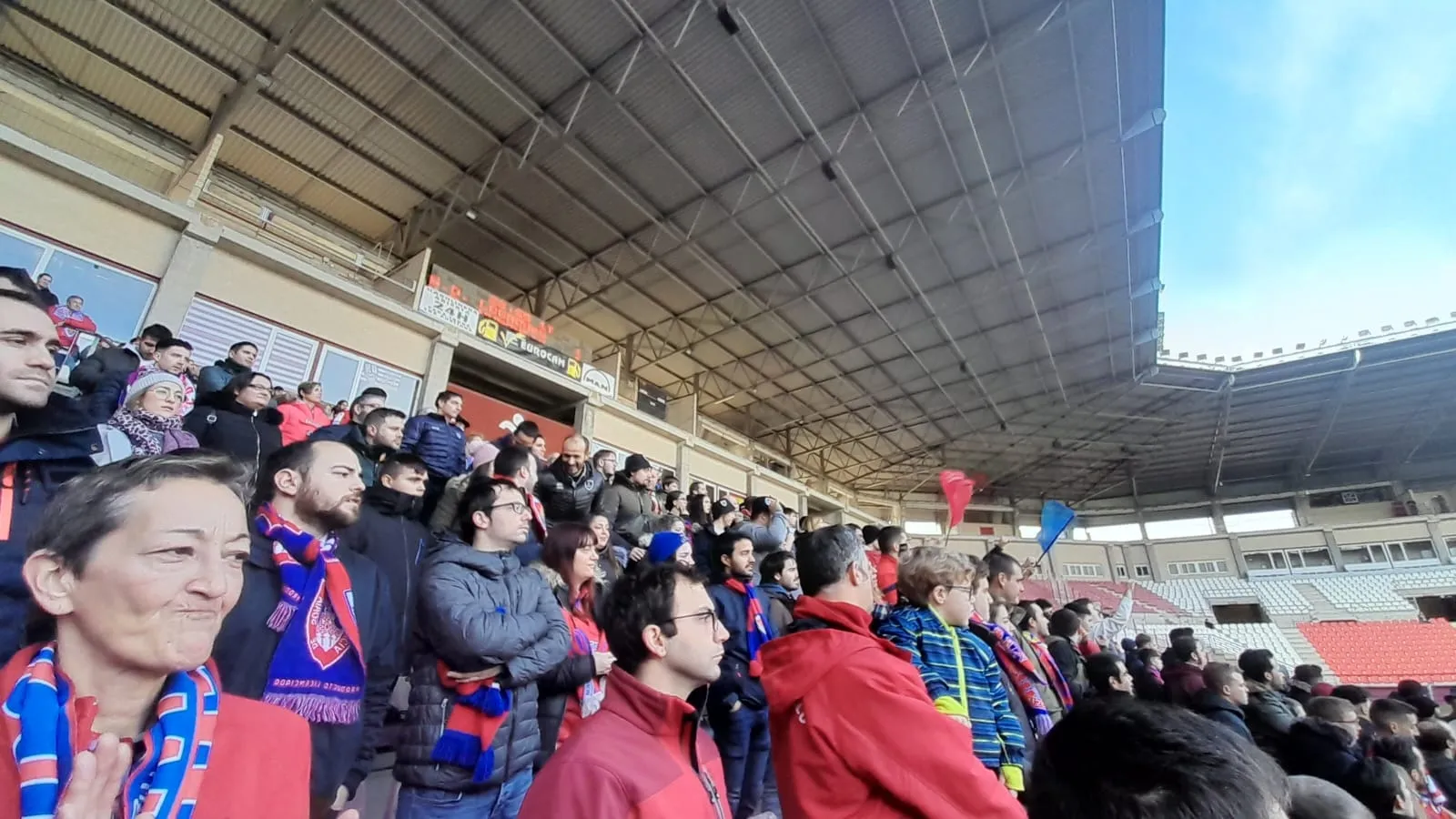 Foto 10 - Unos 400 aficionados rojillos se dejan ver en Logro&ntilde;o