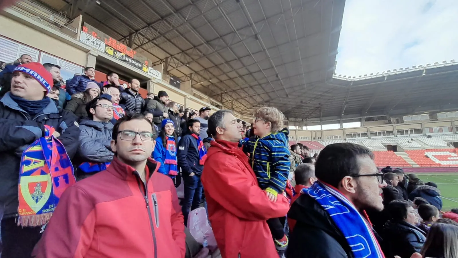 Foto 8 - Unos 400 aficionados rojillos se dejan ver en Logro&ntilde;o
