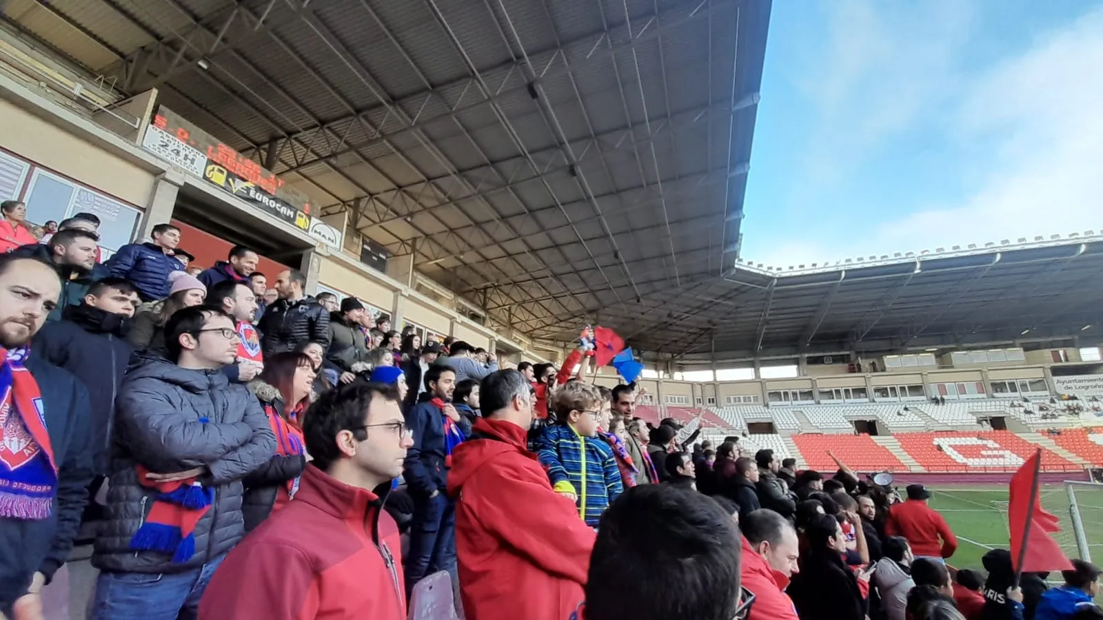 Foto 7 - Unos 400 aficionados rojillos se dejan ver en Logro&ntilde;o