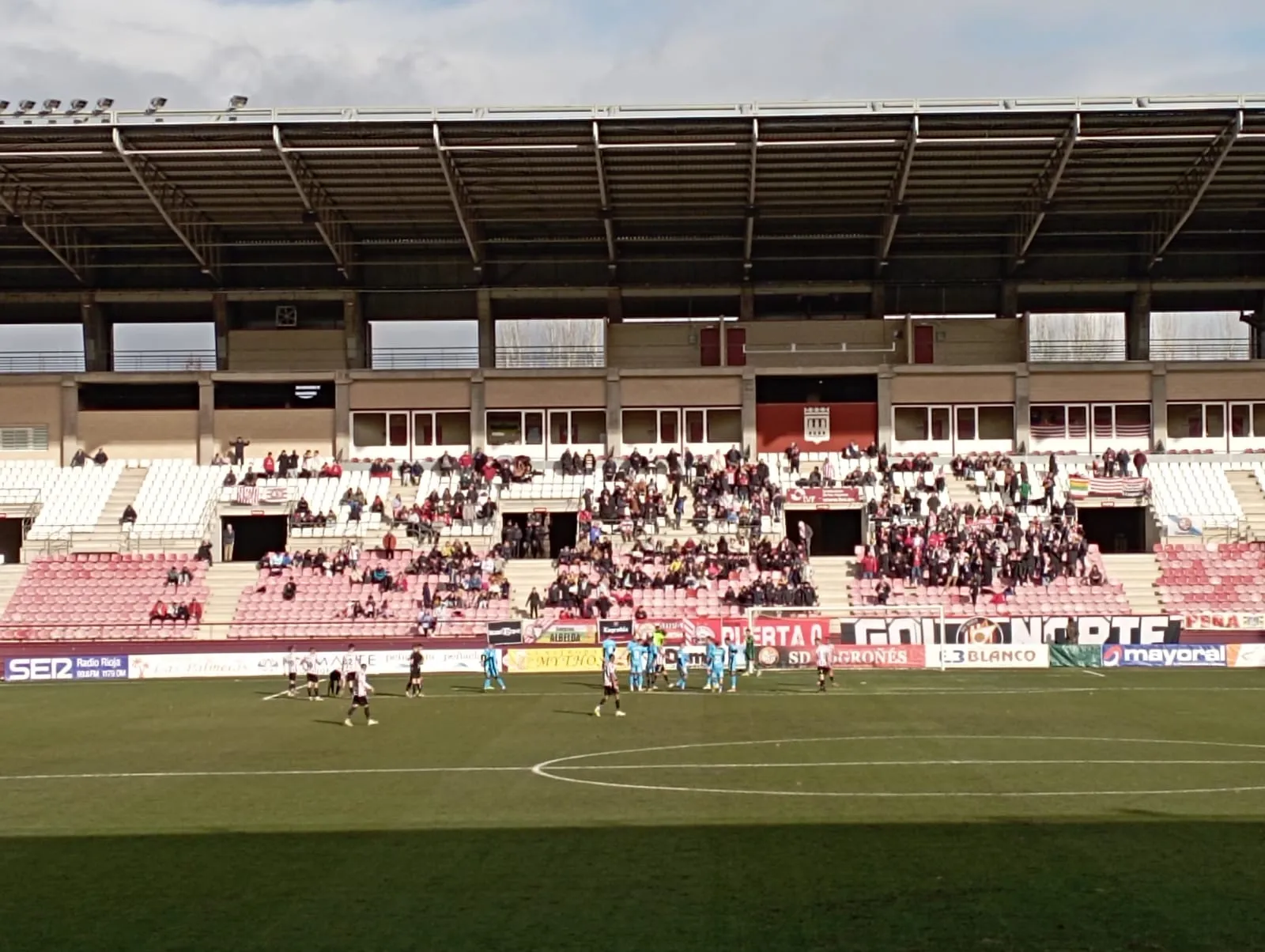 Foto 11 - Unos 400 aficionados rojillos se dejan ver en Logro&ntilde;o