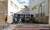 Universitarios en la entrada a las dependencias del Campus Duques de Soria. /SN