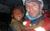 Un cooperante de CyL con un niño en áfrica. /Jta.