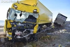 Foto 3 - Dos fallecidos y un herido en una colision de dos camiones en Golmayo