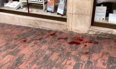 Foto 3 - La calle Manuel Vicente Tutor amanece con una puerta de un portal rota y un reguero de sangre en el suelo
