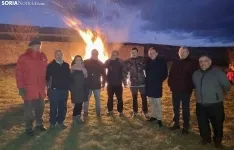Algunos de los asistentes a la fogata de San Antón. /SN