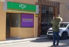 Un militante de Vox Soria toma imagen de la entrada de la sede a las 12:15 horas de hoy domingo. /SN