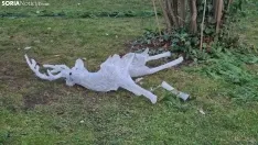 Foto 5 - Los v&aacute;ndalos atacan a la Navidad soriana: figuras rotas y tiradas por el suelo en el Zoo M&aacute;gico