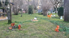 Foto 3 - Los vándalos atacan a la Navidad soriana: figuras rotas y tiradas por el suelo en el Zoo Mágico