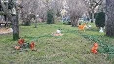 Foto 3 - Los v&aacute;ndalos atacan a la Navidad soriana: figuras rotas y tiradas por el suelo en el Zoo M&aacute;gico