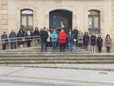Foto 3 -  Minutos de silencio en Soria por el asesinato machista de una mujer y su hija en Valladolid 