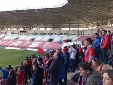 Foto 17 - Unos 400 aficionados rojillos se dejan ver en Logro&ntilde;o