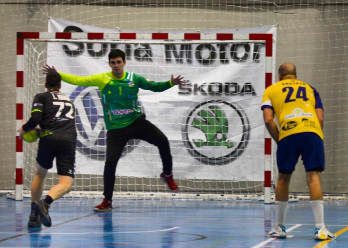 Bicho, en un lanzamiento bajo los palos en el San Andrés. /BM Soria 