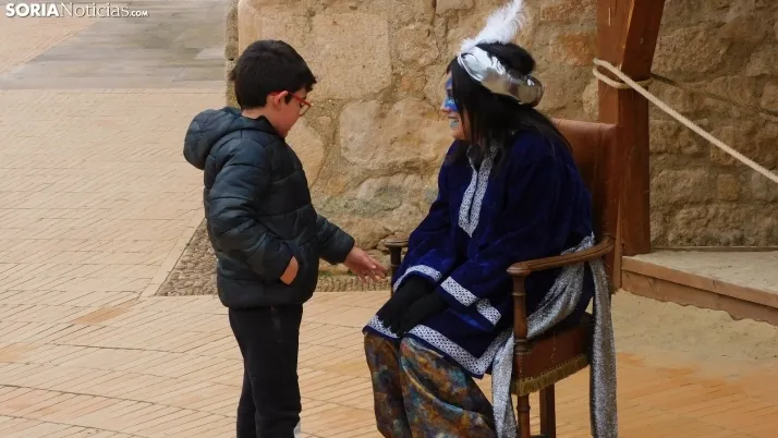 Fotos: los Pajes Reales recogen los deseos de los ni&ntilde;os de Almaz&aacute;n