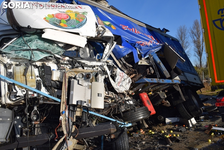 Dos fallecidos y un herido en una colision de dos camiones en Golmayo