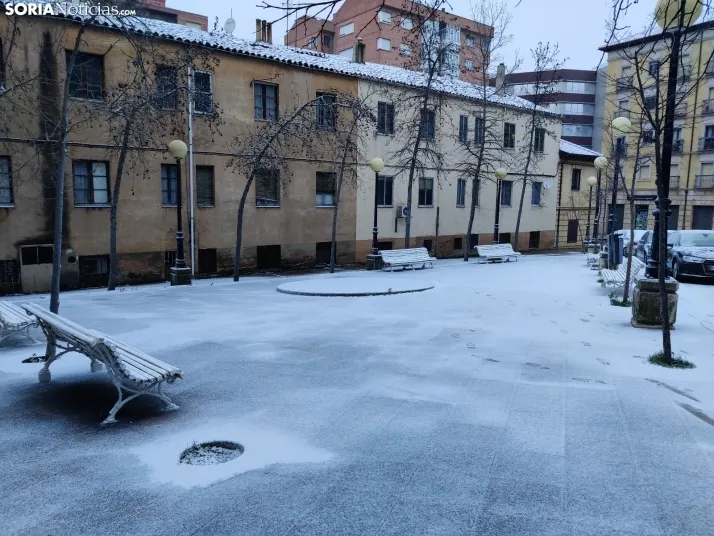 La galer&iacute;a m&aacute;s blanca: Soria amanece jugando con la nieve