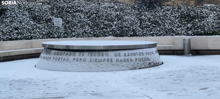 La galer&iacute;a m&aacute;s blanca: Soria amanece jugando con la nieve