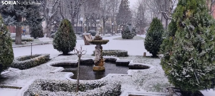 La galer&iacute;a m&aacute;s blanca: Soria amanece jugando con la nieve