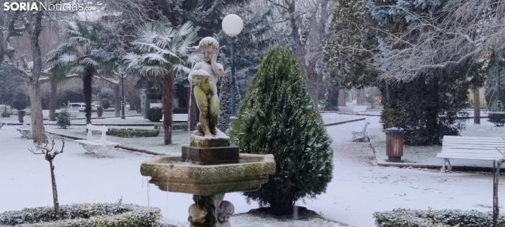 La galer&iacute;a m&aacute;s blanca: Soria amanece jugando con la nieve