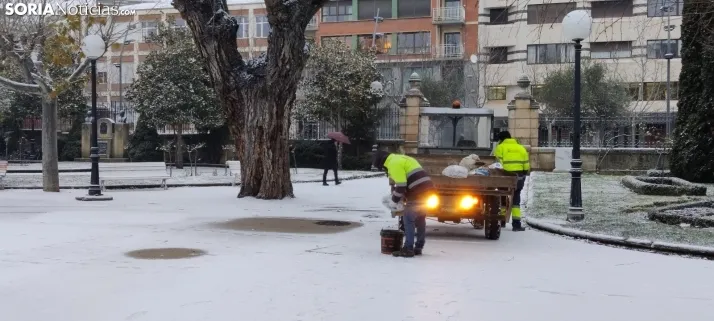 La galer&iacute;a m&aacute;s blanca: Soria amanece jugando con la nieve