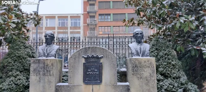 La galer&iacute;a m&aacute;s blanca: Soria amanece jugando con la nieve