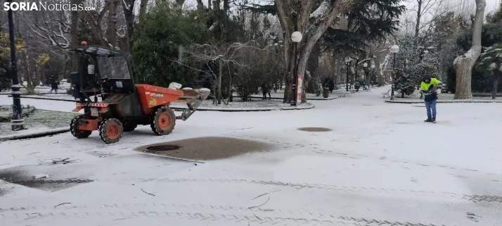 La galer&iacute;a m&aacute;s blanca: Soria amanece jugando con la nieve