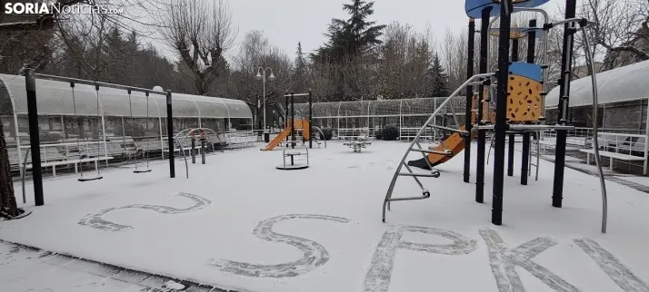 La galer&iacute;a m&aacute;s blanca: Soria amanece jugando con la nieve