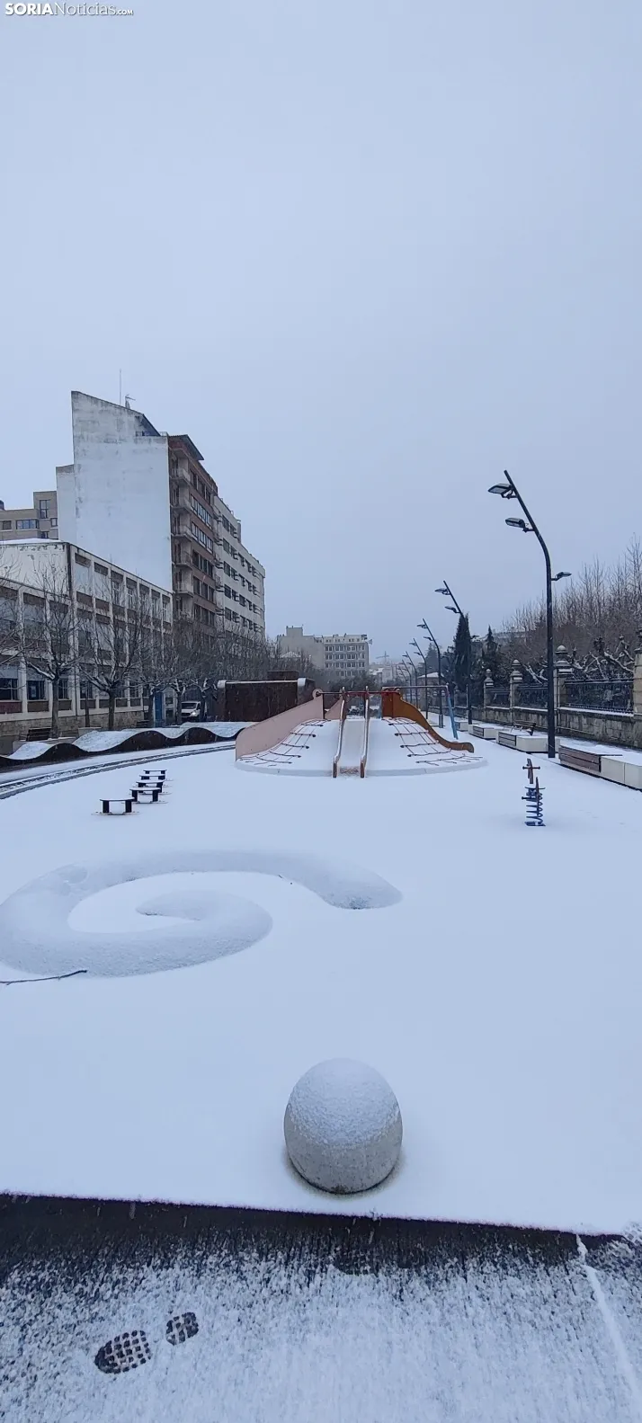 La galer&iacute;a m&aacute;s blanca: Soria amanece jugando con la nieve